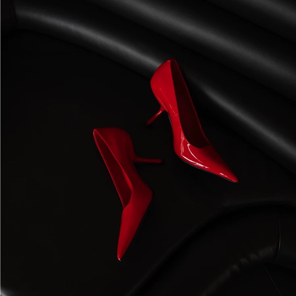 Red pump with designed heels